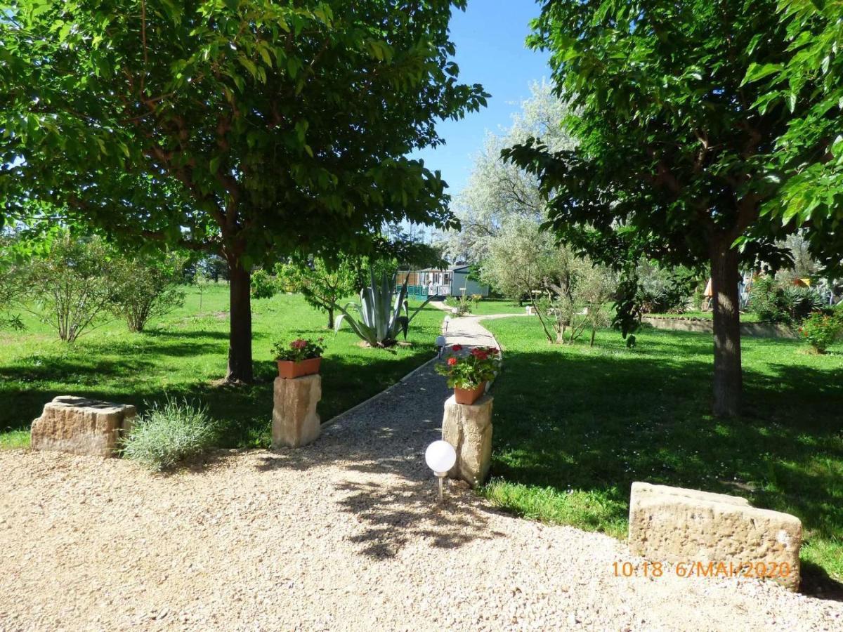 Mas Maurane-Roulotte Avec Spa Prive Aux Portes D'Arles Tarascon Exterior photo